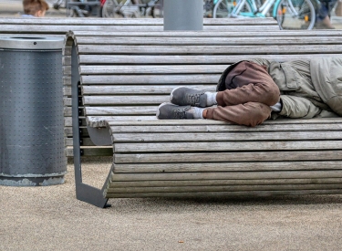 Ein Schlafender auf einer Bank
