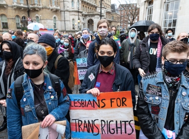 Demonstration gegen als die als transphob kritisierte Berichterstattung der British Broadcasting Corporation (BBC) in London
