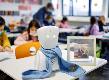 Roboter auf einem Schultisch