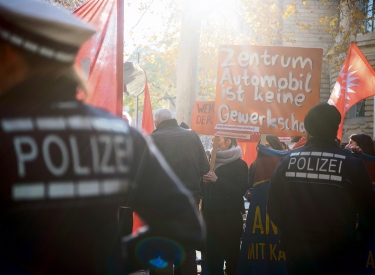 »Zentrum Automobil ist keine Gewerkschaft«, Aufschrift eines Schilds bei einer Demonstration in Stuttgart