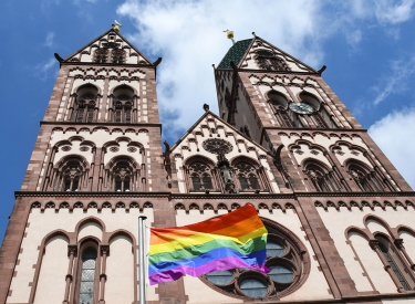 Eine Regenbogenfahne weht an der an der Herz-Jesu-Kirche in Freiburg