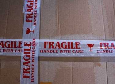 Paket mit Paketband »Fragile«