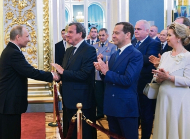 Schröder gratuliert Putin bei dessen Vereidigung als Präsident 2018 in Moskau