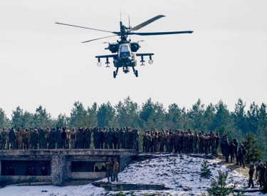 Hubschrauber und Soldaten bei der der Militärübung »Crystal Arrow« in Litauen