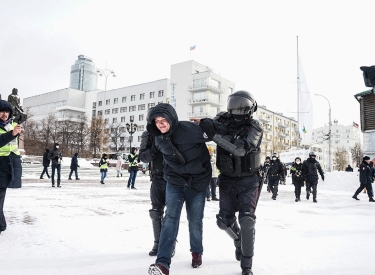 Die russische Polizei nimmt Menschen fest, die in Jekaterinburg gegen den russischen Angriff auf die Ukraine demonstriert habe