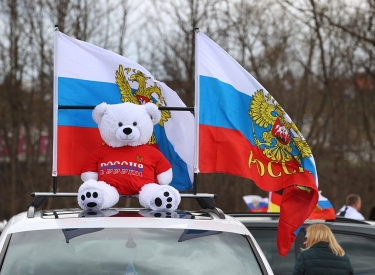 Ein Teddybär und russische Fahnen auf einem Auto