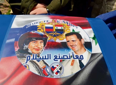Schulranzen mit Bildern von Wladimir Putins und Bashar al-Assad