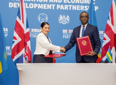 Die britische Innenministerin Priti Patel und der ruandische Außenminister Vincent Biruta bei der Unterzeichnung des Abkommens in Kigali