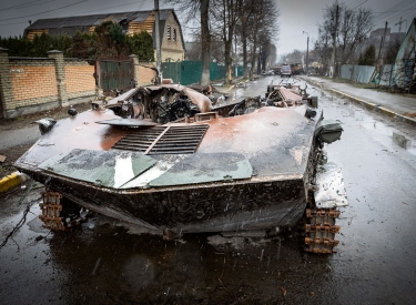 Zerstörtes russisches Militärgerät in Butscha