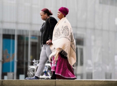 Sheku Bayohs Mutter Aminata Bayoh und seine Schwester Kosna Bayoh auf dem Weg zur Anhörung in Edinburgh
