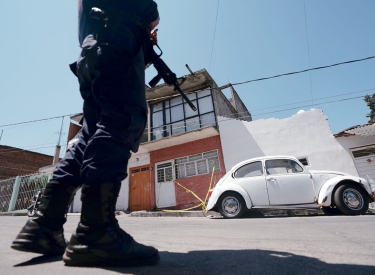 Ein Polizist bewacht den Tatort, an dem Armando Linares erschossen wurde