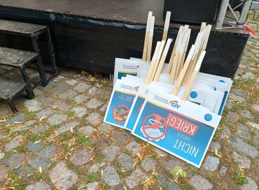 An der Bühne angelehnte Schilder vor der »Friedensdemo« der AfD in Königs Wusterhause