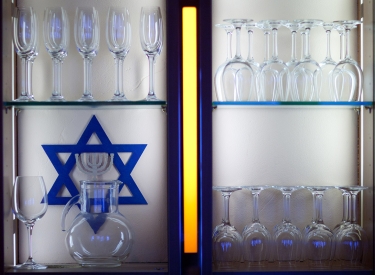 Ein Regal im jüdischen Restaurant »Schalom« in Chemnitz