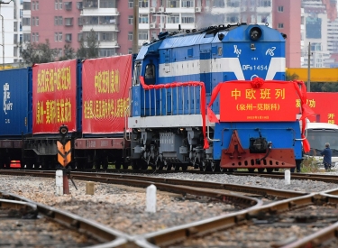 Ein Zug auf der Bahnstrecke von Guangzhou nach Moskau