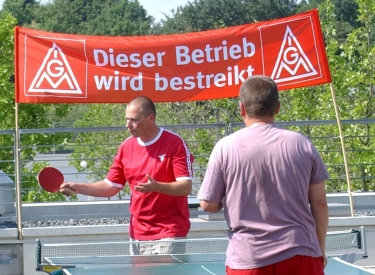 Tischtennis spielen während des Streiks bei VW 2003