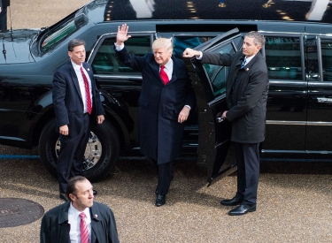 Donald Trump steigt aus der Präsidentenlimousine