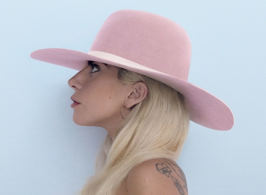Lady Gaga mit pinkem Hut