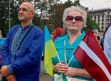 Teilnehmende an einer solidarischen Ukraine Demonstration in Riga