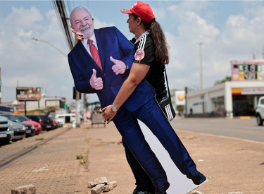 Ein »Lula« Pappaufsteller mit Wahlkampfhelferin