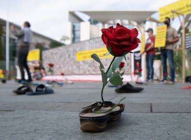 Rose in einem Schuh bei einer Kundgebung gegen das iranische Regime in Berlin