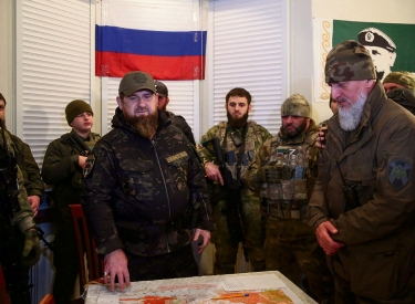 Ramzan Kadyrow in Mariupol mit russischen Offizieren