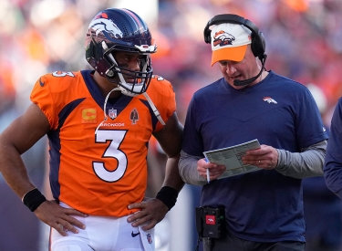 Der Head Coach der Denver Broncos, Nathaniel Hackett, erklärt seinem Quarterback Russell Wilson, was er tun soll.
