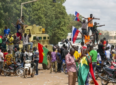 Unterstützer von Hauptmann Ibrahim Traoré auf einer Jubeldemonstration in Ougadougou