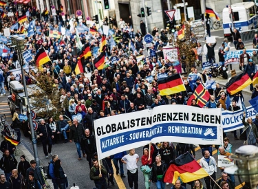Demonstration mit Deutschlandfahnen und Plakaten