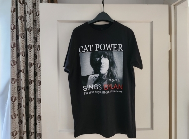 Ein T-Shirt mit der Aufschrift "Cat Power sings Dylan"