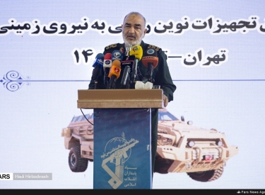 General Hossein Salami an einem Rednerpult