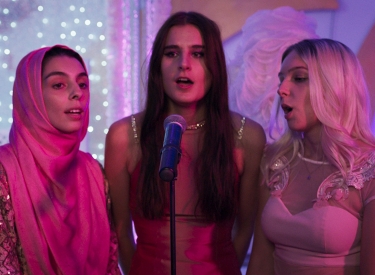 Drei Frauen in Pink singen