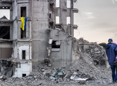 Ein zerstörtes Gebäude mit ukrainischer Flagge