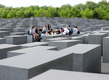 Eine Schulklasse am Holocaust -ahnmal in Berlin