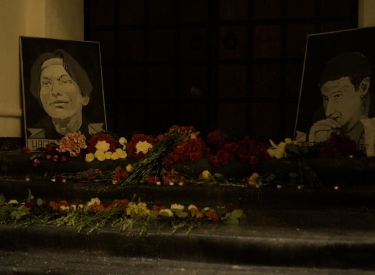 Blumen zum Gedenken an Stanislaw Markelow und Anastasia Baburowa