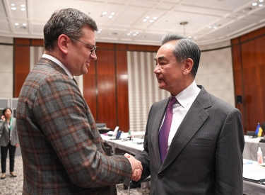 Ukrainischer Außenminister Dmytro Kuleba trifft Chinas Diplomaten Wang Yi