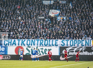 "Chatkontrolle stoppen"-Banner beim Spiel FC Hansa Rostock gegen Hamburger SV am 5. Februar in Rostock