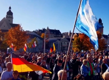 Deutschlandfahnen bei Demonstration