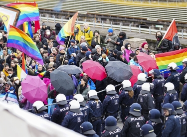 Antifaschistische Gruppen vor dem Wiener LGBT-Community-Zentrum »Türkis Rosa Lila Villa«