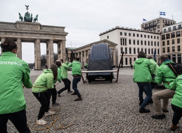 Greenpeace-Aktion vor dem Brandenburger Tor, März 2023