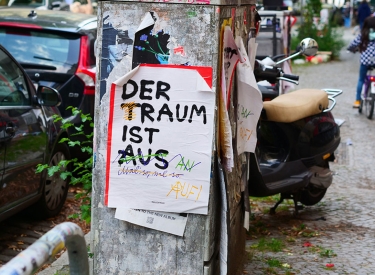  Liedtitel von »Ton, Steine, Scherben« auf einem Plakat in Berlin-Kreuzberg, 2021