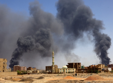 Brände nach Luftangriffen im Norden Khartoums, 1. Mai