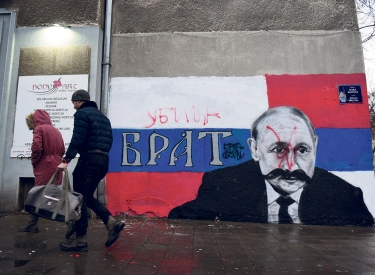Über ein Wandbild in Belgrad hat jemand »Mörder« gesprüht, März 2022