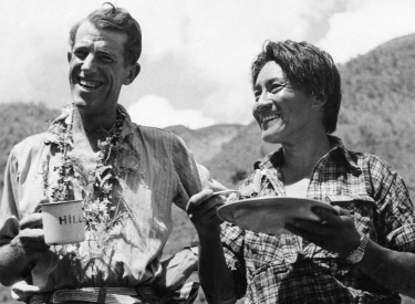 Edmund Hillary (l.) und Tenzing Norgay nach ihrer Mount-Everest-Besteigung