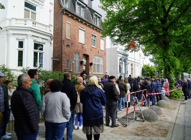 Warteschlange bei der Stichwahl, türkisches Generalkonsulat Hamburg, 20. Mai
