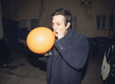 Sammy Loren mit Luftballon