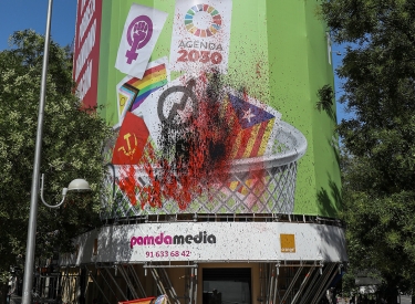 Die Wahlaufsicht ließ am Samstag ein Banner der rechtsextremen Partei Vox in Madrid entfernen