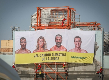 Das Greenpeace-Plakat in Madrid zeigt die Spitzenkandidaten der Parteien im spanischen Wahlkampf