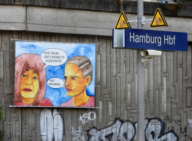 Bild der Malerin Yohana Hirschfeld im Juli 2022 im Hamburger Hauptbahnhof