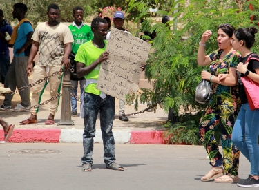 Mit dem islamischen Glaubensbekenntnis und dem Hinweis, alle Muslime seien »Brüder«, wirbt ein Migrant in Sfax um Unterstützung, 7. Juli