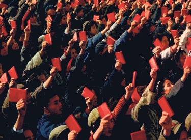 Die Anhänger der Kulturrevolution schwenken 1967 auf dem Tian’anmen-Platz in Peking die Worte des Großen Vorsitzenden